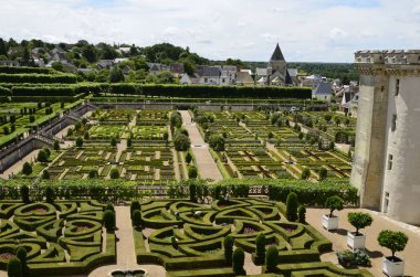 Villandry, Loire valley, Fransa 26 Haziran 2017. Kale uyanık görünümünden: manor, orta sağdaki Bahçe ve çiçek, soldaki Ulu çeşme ile park