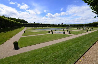 Villandry, Loire valley, Fransa 26 Haziran 2017. Merkezi, ağaçlıklı Bulvarı, banklar ve turistlerin huzur ve peyzaj güzelliği zevk büyük çeşme ile park.
