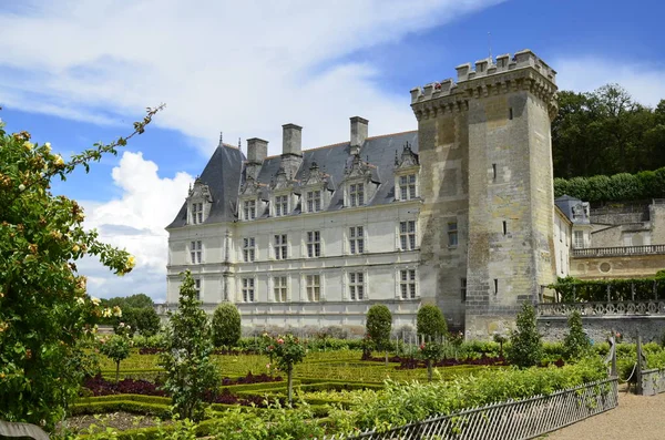 Villandry 卢瓦尔河谷 法国2017年6月26日 在宏伟的蔬菜花园边的城堡的看法 沙拉和蔬菜娴熟地耕种 — 图库照片