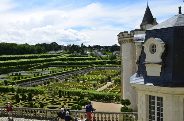 Villandry 卢瓦尔河谷 法国2017年6月26日 从城堡眺望 在右边的庄园 在中间的花园和花朵 在左边的公园与伟大的喷泉 — 图库照片