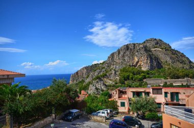 Cefal, İtalya, Sicilya 20 Ağustos 2015. Denize doğru bakarak Tepesi'nden gördün Cefal Kalesi.