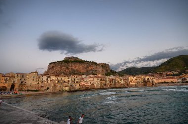Cefal, İtalya, Sicilya 16 Ağustos 2015 Cefal plaj. Dünyanın dört bir yanından gelen turistler denize bakan Cefal Kalesi'nin denize bakan eski şehir hayran banyo yapmak mümkündür
