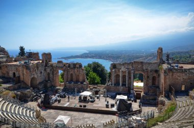 Taormina, İtalya, Sicilya 26 Ağustos 2015. Ana bilgisayar dramatik ya da müzikal performansları, şimdi ana tiyatro, konser, David di Donatello Ödülleri törenleri için doğdum ve senfonik Yunan tiyatrosu 