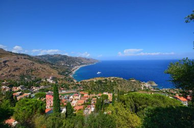 Taormina, İtalya, Sicilya 26 Ağustos 2015. Yunan Tiyatrosu, denize doğru gelen görkemli panorama. Yemyeşil nature, Akdeniz bitki örtüsü, çiçekler. Deniz ve deniz araçları.