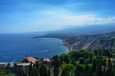 Taormina, İtalya, Sicilya 26 Ağustos 2015. Yunan Tiyatrosu, denize doğru gelen görkemli panorama. Yemyeşil nature, Akdeniz bitki örtüsü, çiçekler. Deniz ve deniz araçları.