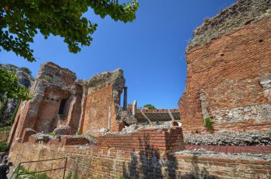 Taormina, İtalya, Sicilya 26 Ağustos 2015. Ana bilgisayar dramatik ya da müzikal performansları, şimdi ana tiyatro, konser, David di Donatello Ödülleri törenleri için doğdum ve senfonik Yunan tiyatrosu 