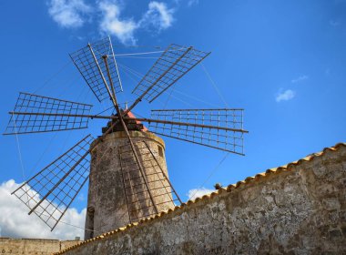 Trapani, İtalya, Sicilya 20 Ağustos 2015. Muhteşem tuz tava Trapani, su pompası ve tuzu çalışmak için enerji sağlanan tarihi yel değirmenleri.
