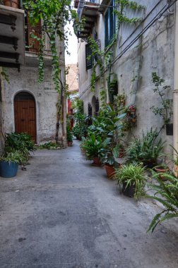Monreale, İtalya, Sicilya 20 Ağustos 2015. Monreale, arka sokaklara vazo bloom, küçük balkon, köy sayısı. Küçük evleri.