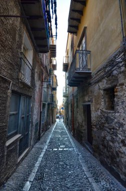 Cefal, İtalya, Sicilya 16 Ağustos 2015. Sokakları Katedrali arkasında Kalenin dibinde Rüzgar cefal. Dik merdivenler, pitoresk işaretler. Dar sokakları, çiçek kutuları, Çamaşırhane konu