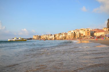 Cefal, İtalya, Sicilya 16 Ağustos 2015 Cefal plaj. Dünyanın dört bir yanından gelen turistler denize bakan Cefal Kalesi'nin denize bakan eski şehir hayran banyo yapmak mümkündür