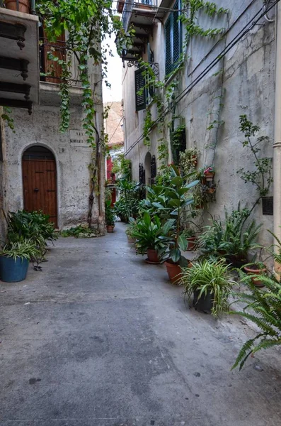 Monreale, İtalya, Sicilya 20 Ağustos 2015. Monreale, arka sokaklara vazo bloom, küçük balkon, köy sayısı. Küçük evleri.