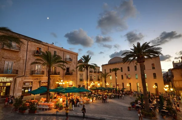 Cefal Italy Sicily August 2015 Piazza Del Duomo Dinner Time — Stock Photo, Image