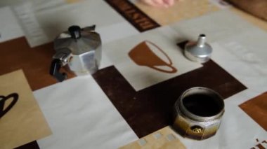 Nasıl iyi bir İtalyan kahvesi için moka kahve makinesi hazırlamak. Hazırlık görülen adım adım olduğu zaman atlamalı.