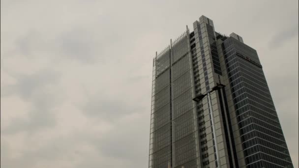 意大利 2018年4月8日 圣保罗银行总部的摩天大楼 时间的推移 在其中的灰色和乌云被视为流动 信号灯闪烁 — 图库视频影像