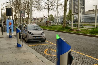 Torino, İtalya, Piedmont 08 Nisan 2018. Elektrikli Otomobil Kiralama, hızlı şarj puanla otopark.