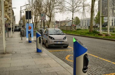 Torino, İtalya, Piedmont 08 Nisan 2018. Elektrikli Otomobil Kiralama, hızlı şarj puanla otopark.