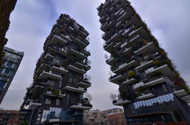 Milan, İtalya 31 Aralık 2017 saat 12:30. Porta Garibaldi, Milano'nun iş bölgesinde, dikey orman istasyonu yakınında. Hangi düşük çevresel etki ile iki modern kule ağaçlar büyümek.