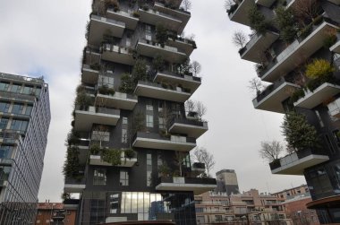 Milan, İtalya 31 Aralık 2017 saat 12:30. Porta Garibaldi, Milano'nun iş bölgesinde, dikey orman istasyonu yakınında. Hangi düşük çevresel etki ile iki modern kule ağaçlar büyümek.