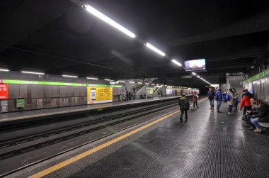 Milan, İtalya, Lombardy 30 Aralık 2017. Milan metro, konvoy ve kalkış varış.