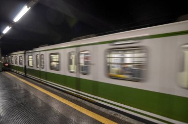Milan, İtalya, Lombardy 30 Aralık 2017. Milan metro, konvoy ve kalkış varış.