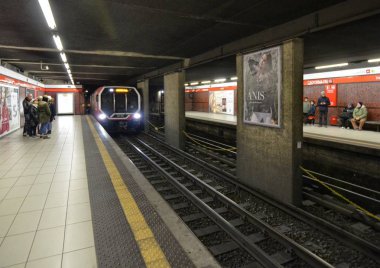 Milan, İtalya, Lombardy 30 Aralık 2017. Milan metro, konvoy ve kalkış varış.