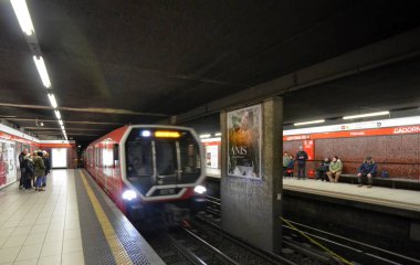 Milan, İtalya, Lombardy 30 Aralık 2017. Milan metro, konvoy ve kalkış varış.