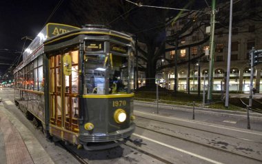 Milan, İtalya, Lombardy 31 Aralık 2017. Milan, tarihsel arabaları, karakteristik tramvay dikkatle korunur ve geri. Bazı durumlarda tamamen orijinal, diğerlerinde holid için dekore edilmiş