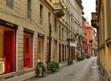 Milan, İtalya, Lombardy 31 Aralık 2017. Milan'ın moda bölgesine, Ayakkabı, Giysi, saatler ve takı, marka ve emblazoned adları ve tüm dünyada bilinen aksesuarları.