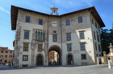 Pisa, İtalya, Tuscany. 30 Ağustos 2014. Piazza dei Cavalieri Pisa, kilise Santo Stefano dei Cavalieri, Palazzo dell'Orologio - Torre della Muda veya della Fame üst normal okula yüzleri.
