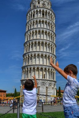 Pisa, İtalya, Tuscany 30 Ağustos 2014. Piazza del Duomo, olarak da bilinen Piazza dei Miracoli. UNESCO dünya mirası, 1987 yılından bu yana. Katedral, vaftizhane, Campo Santo ve Campanile.