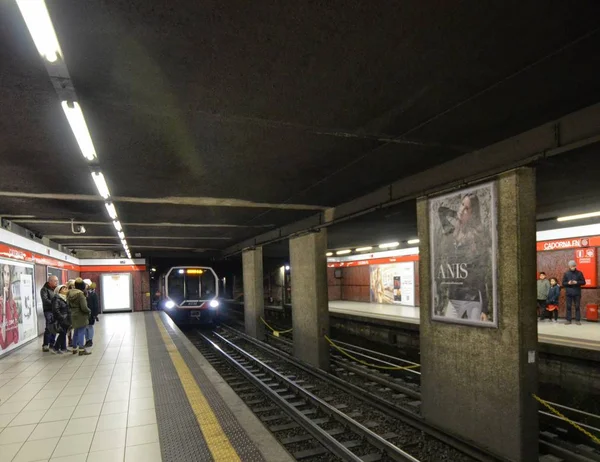 Milán Italia Lombardía Diciembre 2017 Metro Milán Llegada Del Convoy —  Fotos de Stock