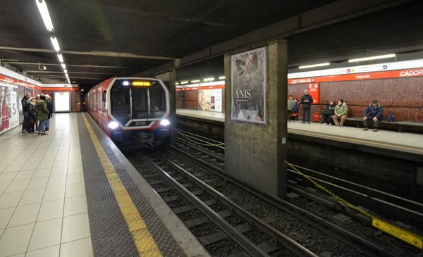 Milán Italia Lombardía Diciembre 2017 Metro Milán Llegada Del Convoy —  Fotos de Stock