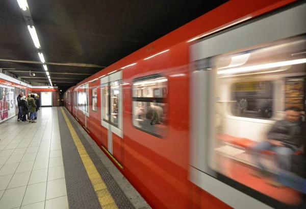 Milan, İtalya, Lombardy 30 Aralık 2017. Milan metro, konvoy ve kalkış varış.