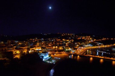 Agropoli, Italya, Campania bölgesi, 14 2018 Ağustos. Agropoli 'nin tarihi merkezi, akşamları turistler Ortaçağ şeritleri, çiçekler ve ışıklar ile süsler kalabalık.
