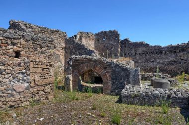 Pompeii, Napoli bölge Campania 16 Ağustos 2016. Pompeii Unesco miras ünlü arkeolojik sitesi. Kalabalık turist kavurucu güneşin altında ziyaret Antik Roma villaları.