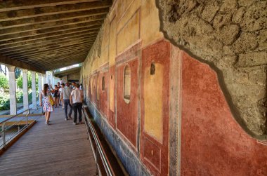 Pompeii, Napoli bölge Campania 16 Ağustos 2016. Pompeii Unesco miras ünlü arkeolojik sitesi. Kalabalık turist kavurucu güneşin altında ziyaret Antik Roma villaları.
