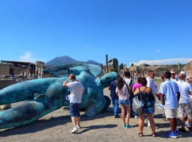 Pompeii, Napoli bölge Campania 16 Ağustos 2016. Pompeii Unesco miras ünlü arkeolojik sitesi. Kalabalık turist kavurucu güneşin altında ziyaret Antik Roma villaları.