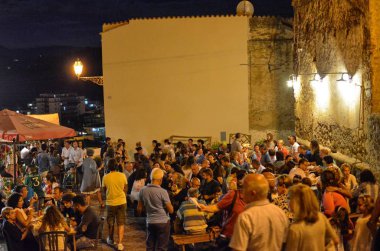 Agropoli, Italya, Campania bölgesi, 14 2018 Ağustos. Agropoli 'nin tarihi merkezi, akşamları turistler Ortaçağ şeritleri, çiçekler ve ışıklar ile süsler kalabalık.