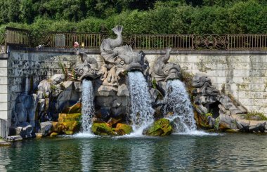Caserta, Campania bölgesinde, İtalya 22 Ağustos 2016. Muhteşem Royal Palace of Caserta, çeşmeler ve heykeller ile süslenmiş havuzlar mesire onun üç kilometre ile.