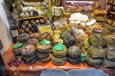 San Gimignano, İtalya, Tuscany bölgesi. 14 Ağustos 2016. Restoran ve tipik gıda mağazaları: tipik ve ünlü şaraplar Chianina biftek gelince dünyanın her yerinden.