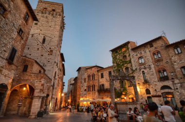 San Gimignano, İtalya, Tuscany bölgesi. 14 Ağustos 2016. Tarihi Merkezi, San Gimignano, Toskana bölgesindeki tipik bir ortaçağ köyü. Dar sokakları, çok sayıda taş kuleleri kentsel peyzaj karakterize.