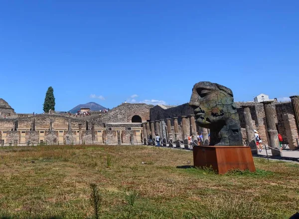 那不勒斯区域坎帕尼亚2016年8月16日 庞贝的著名考古遗址教科文组织的遗产 烈日下的游客参观古罗马别墅 — 图库照片