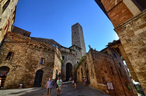 ジミニャーノ イタリア トスカーナ地方 2016 歴史的な中心部のサン ジミニャーノ トスカーナの典型的な中世の村 狭い通りは 多数の石造りタワーを特徴づける都市景観 — ストック写真