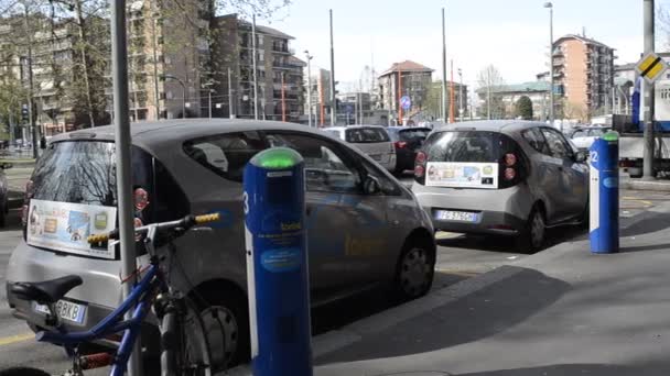 Urin Italië Piemonte April 2018 Elektrische Autoverhuur Parkeerplaats Met Snel — Stockvideo