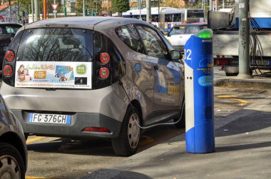 Torino, İtalya, Piedmont 13 Nisan 2018. Elektrikli Otomobil Kiralama, hızlı şarj puanla otopark.