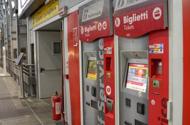 Turin, Piedmont, İtalya. 13 Nisan 2018. Modern demiryolu İstasyonu Porta Susa iç. Futuristik cam ve metal yapı.
