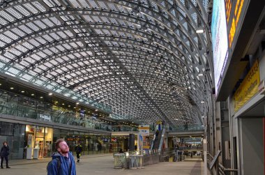 Turin, Piedmont, İtalya. 13 Nisan 2018. Modern demiryolu İstasyonu Porta Susa iç. Futuristik cam ve metal yapı.