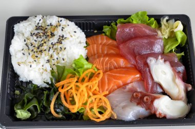 Sashimi mavi yüzgeçli orkinos, somon, amberjack, ahtapot. Bir sebze bitki deniz yosunu, salatası, havuç, zencefil gibi. Baharat wasabi, soya sosu.