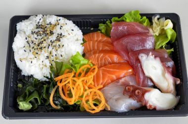 Sashimi mavi yüzgeçli orkinos, somon, amberjack, ahtapot. Bir sebze bitki deniz yosunu, salatası, havuç, zencefil gibi. Baharat wasabi, soya sosu.