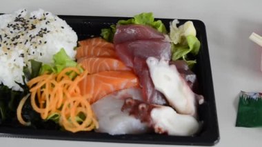 Sashimi mavi yüzgeçli orkinos, somon, amberjack, ahtapot. Bir sebze bitki deniz yosunu, salatası, havuç, zencefil gibi. Baharat wasabi, soya sosu. Dolu hd video.